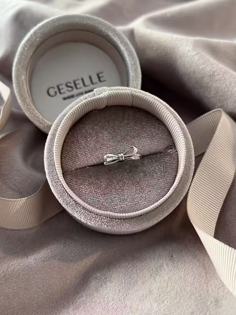 Pierścionek z białego złota kokardka z diamentem