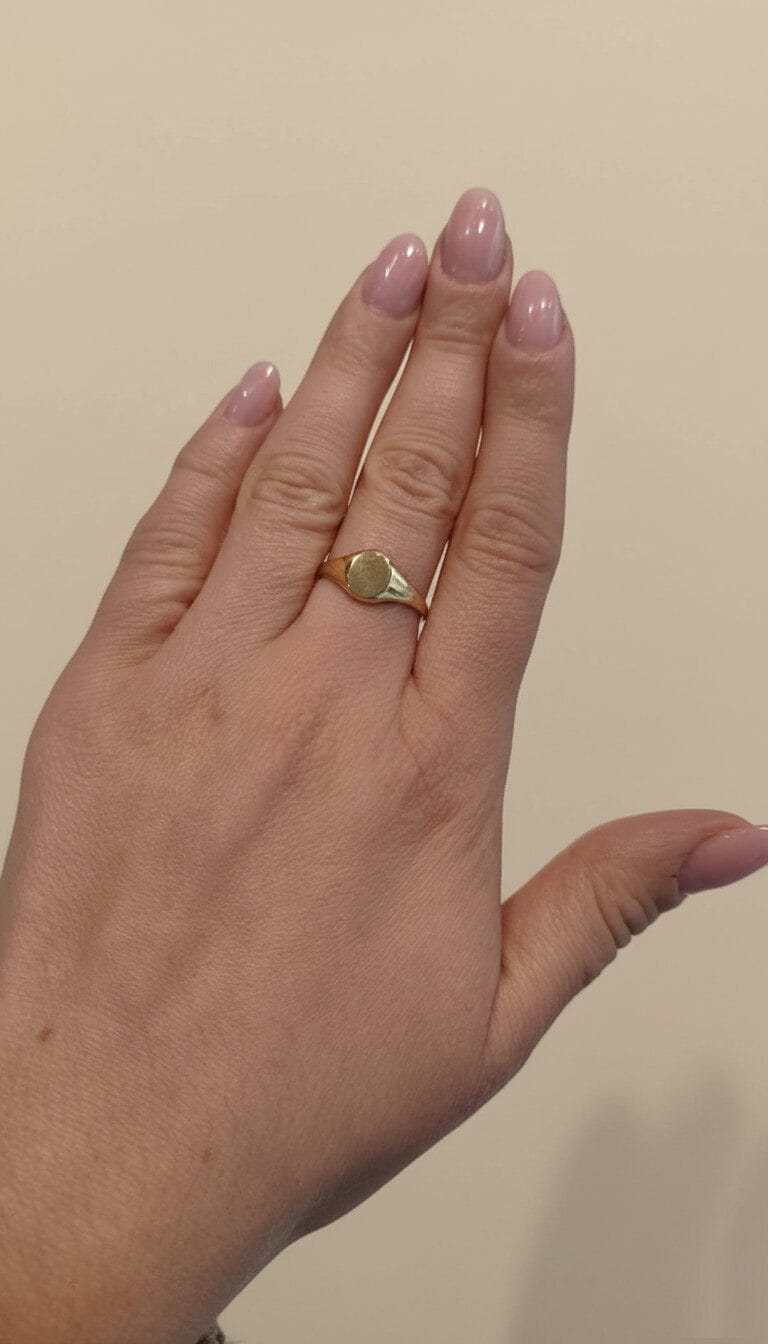 Delikatny i elegancki — subtelny owalny sygnet damski GESELLE na dłoni