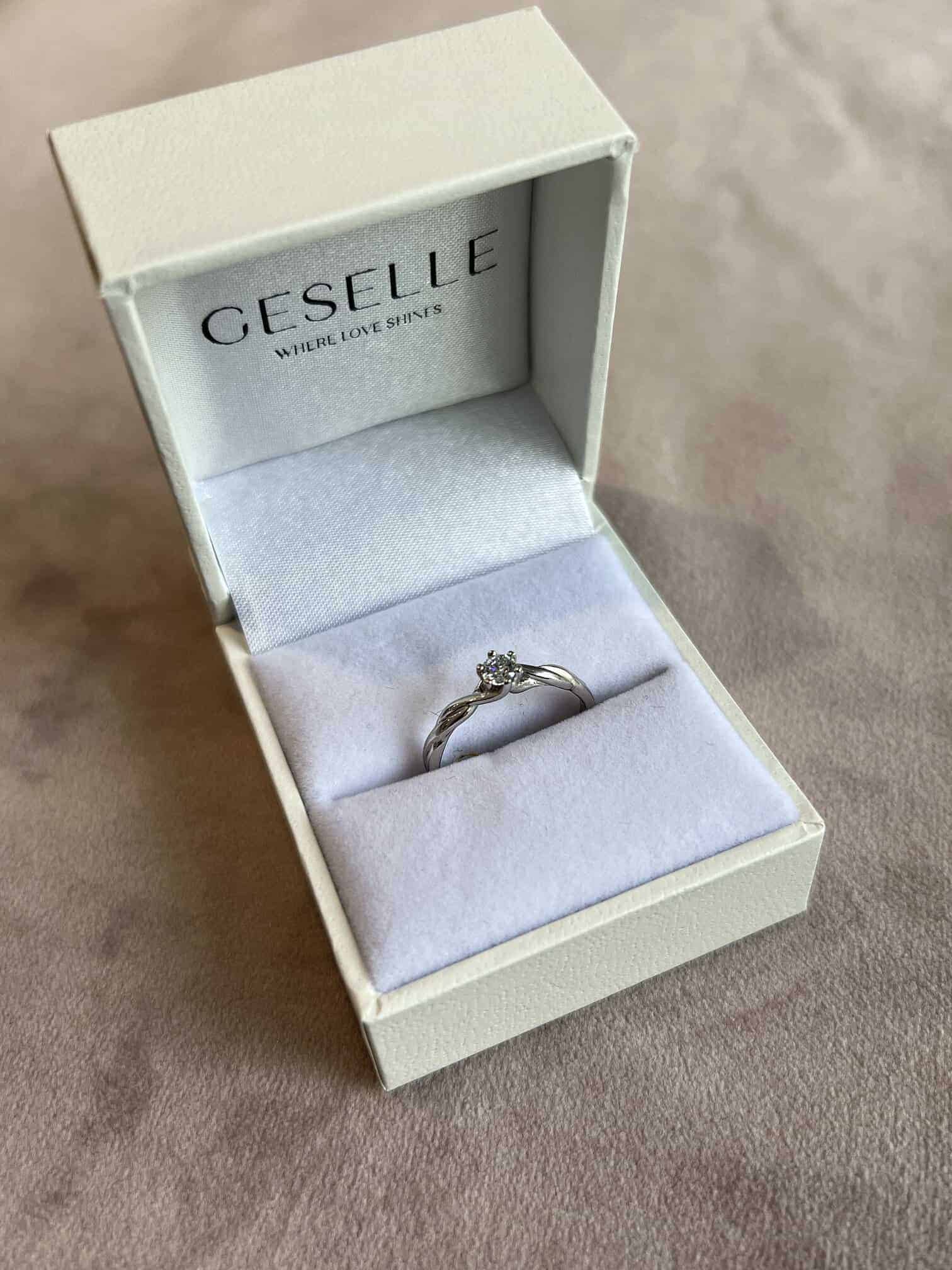 Pierścionek zaręczynowy Aurora II z białego złota ct GESELLE pudełko