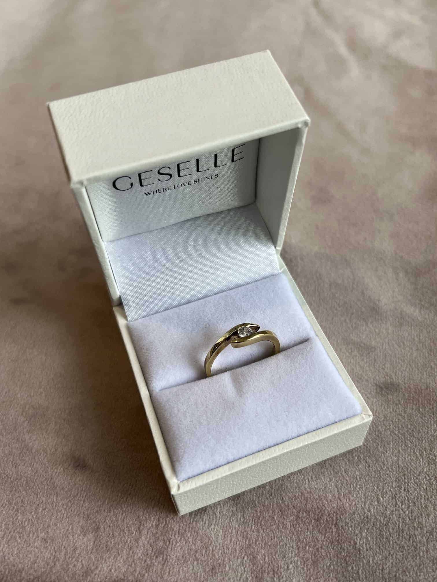 Pierścionek zaręczynowy z diamentem Zenit z żółtego złota pudełko