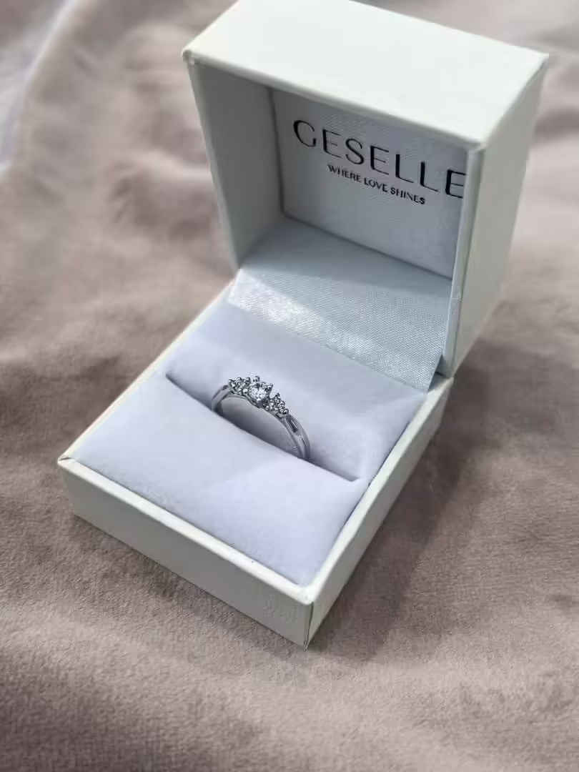 Pierścionek zaręczynowy białe złoto Ambrosia pudełko