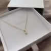 Złota zawieszka z diamentem pudełko