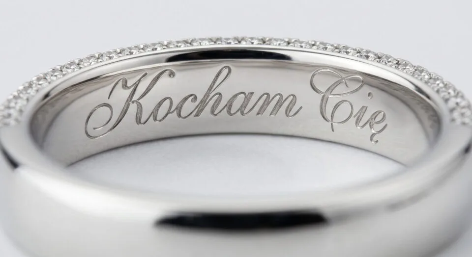 Biżuteria z grawerem – jak spersonalizować pierścionek?