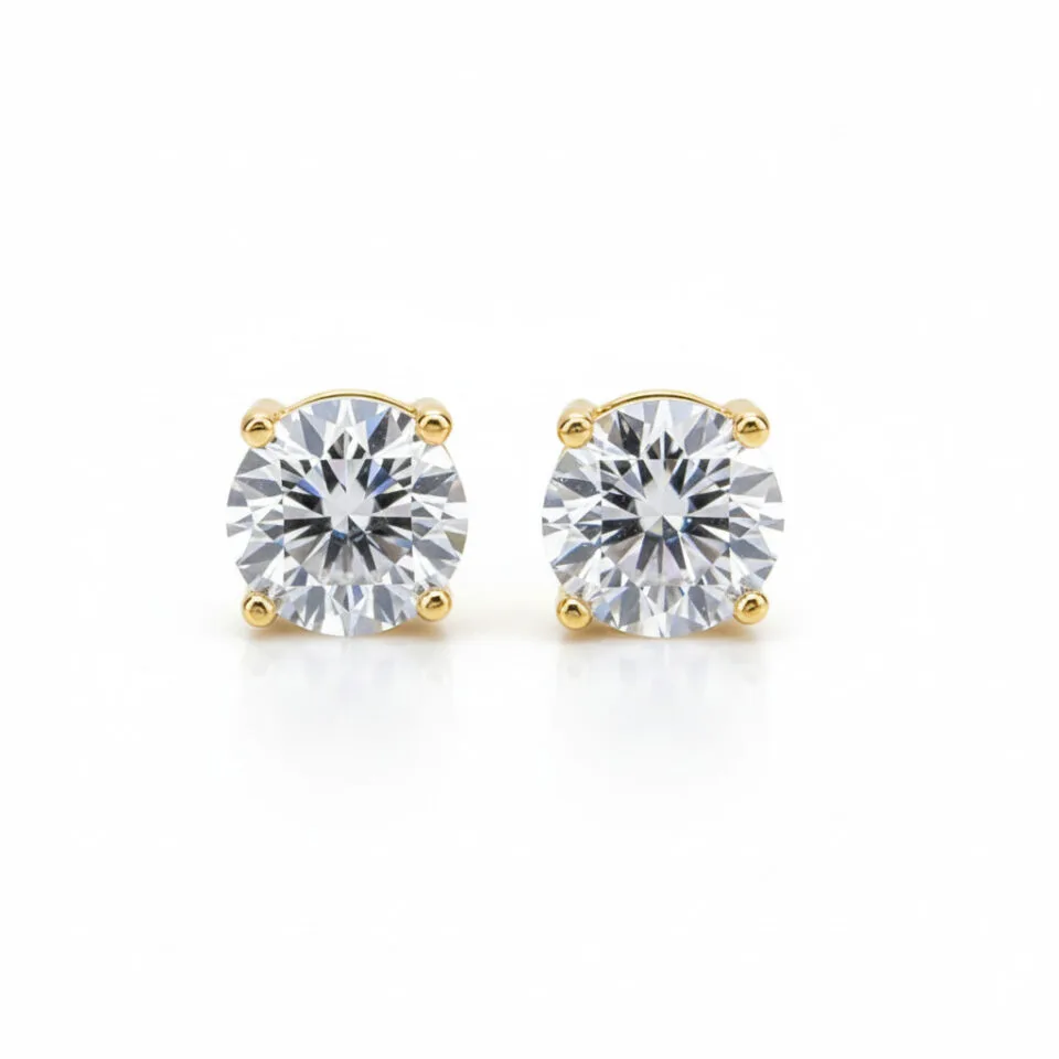 Klasyczne kolczyki diamentowe z oprawą w cztery pazurki w żółtym złocie na sztyft z brylantami 0.40 ct