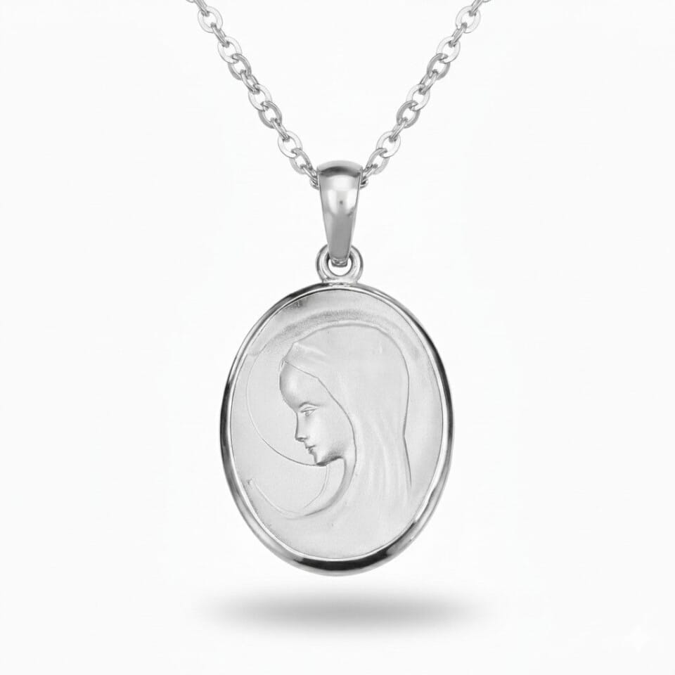 Owalny medalik z białego złota z wizerunkiem Matki Boskiej