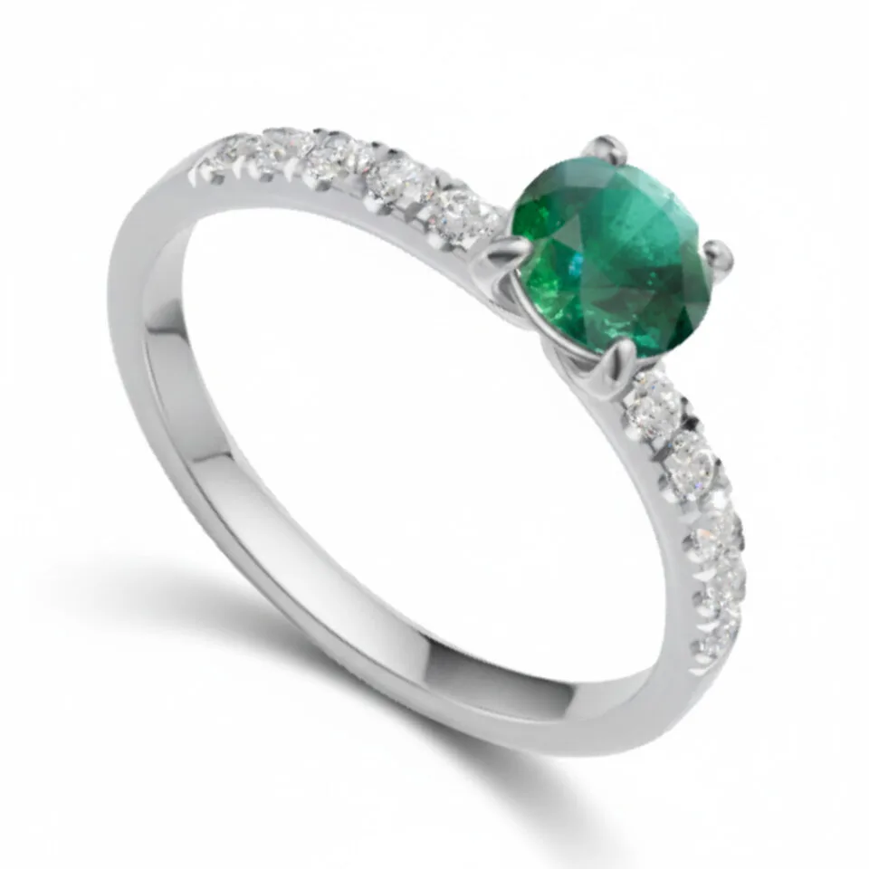 Pierścionek zaręczynowy Valerina w białym złocie z szmaragdem oraz diamentami bocznymi 0.15 ct