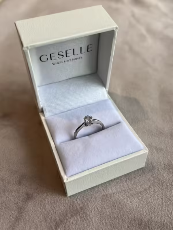 Pierścionek zaręczynowy z diamentem Motyl z białego złota 0.15 ct GESELLE