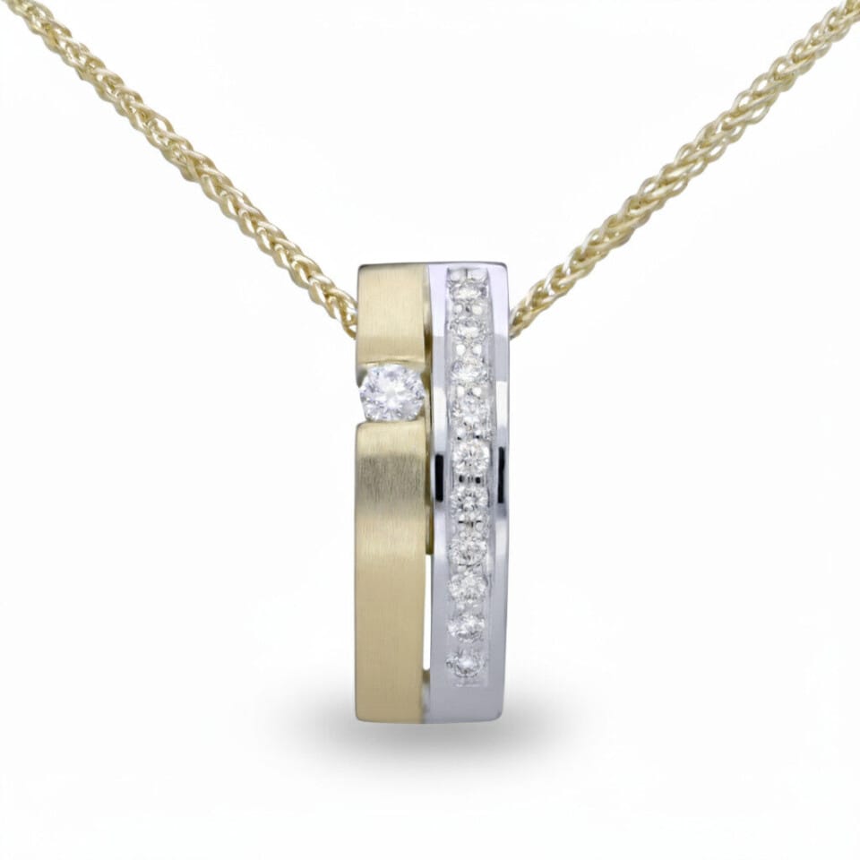 Zawieszka z żółtego złota z diamentami w eleganckim stylu