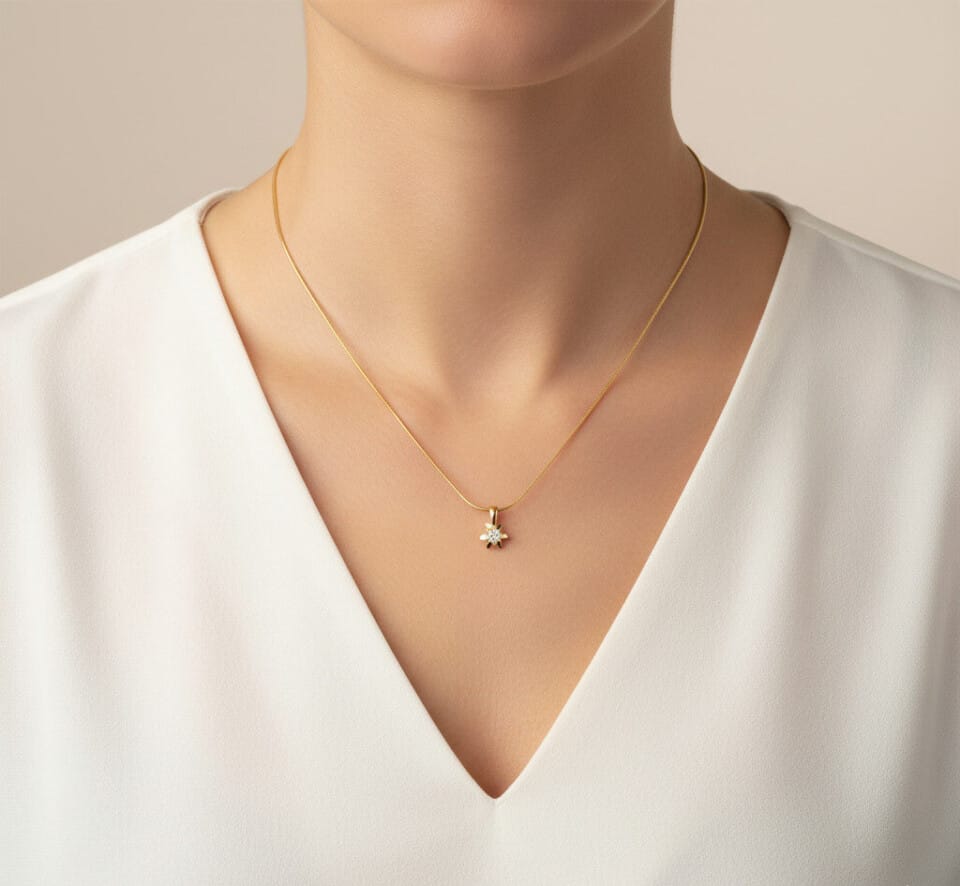 Złota zawieszka w kształcie delikatnej gwiazdki z brylantem 0.09 ct w klasycznym stylu